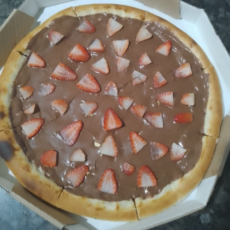 Doces: 107- Sensação - Pizza Grande (Ingredientes: Creme de Leite, Chocolate ao Leite, Morango)