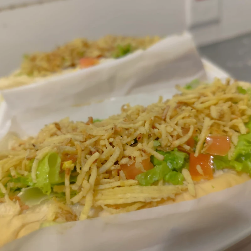 CACHORRO QUENTE: HOT DOG ESPECIAL - Lanches (Ingredientes: 2 SALSICHA, BACON, BATATA PALHA, KETCHUP, MAIONESE, MILHO, MOLHO, MOSTARDA, MUSSARELA, SALADA)