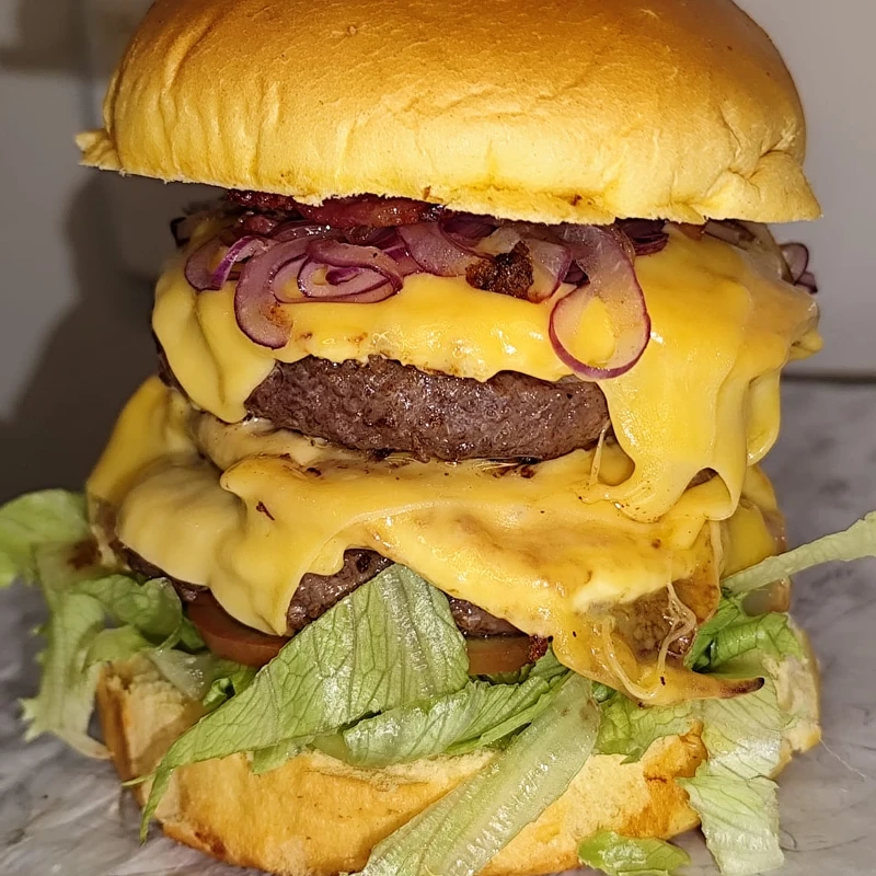 Lanches artesanais: Burguer duplo - Lanches artesanais (Ingredientes: 2 Hamburguer, 2 ovos, 2 Queijo prato, Bacon, Cebola, Pão brioche, Salada)