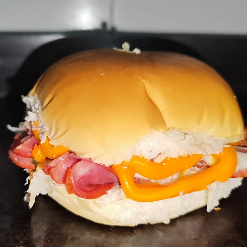 Lanches: X-CALABRESA CHEDDAR - Lanches (Ingredientes: CALABRESA, CHEDDAR, MUSSARELA)