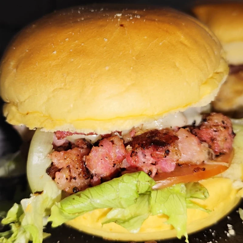 Lanches artesanais: Gourmet de linguiça toscana - Lanches artesanais (Ingredientes: Bacon, Hamburguer artesanal de linguiça toscana, Mussarela, Pão brioche, Salada)