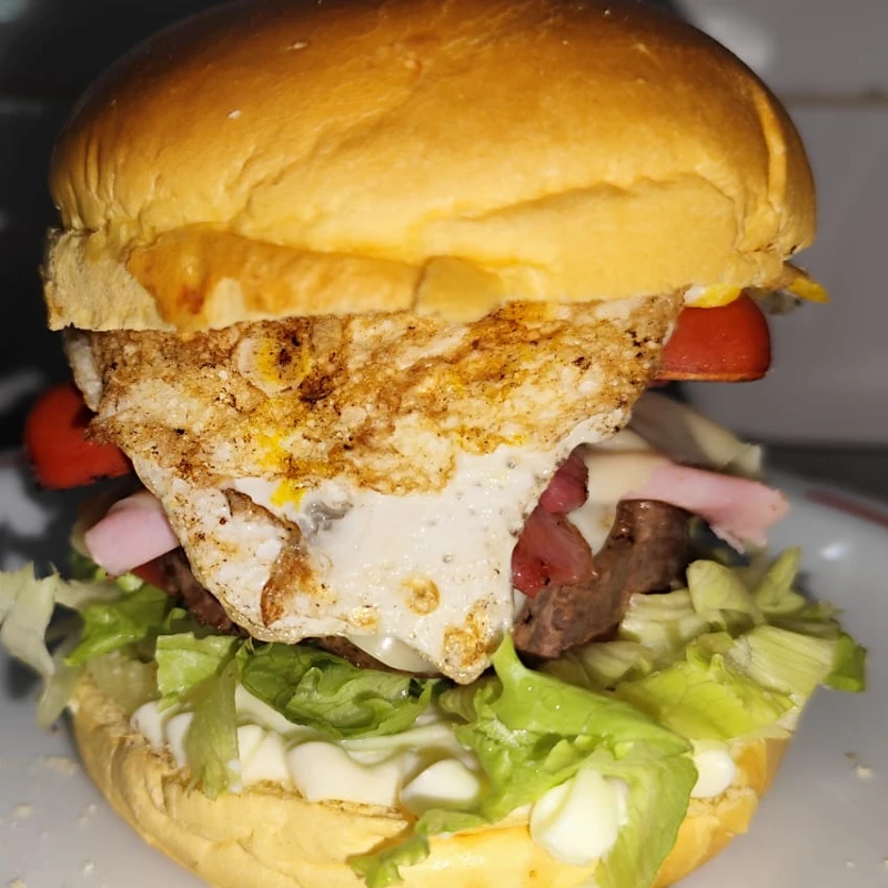 Lanches artesanais: Gourmet tudo com catupiry - Lanches artesanais (Ingredientes: Bacon, Catupiry, Hamburguer artesanal, Mussarela, Ovo, Pão brioche, Presunto, Salada, Salsicha)