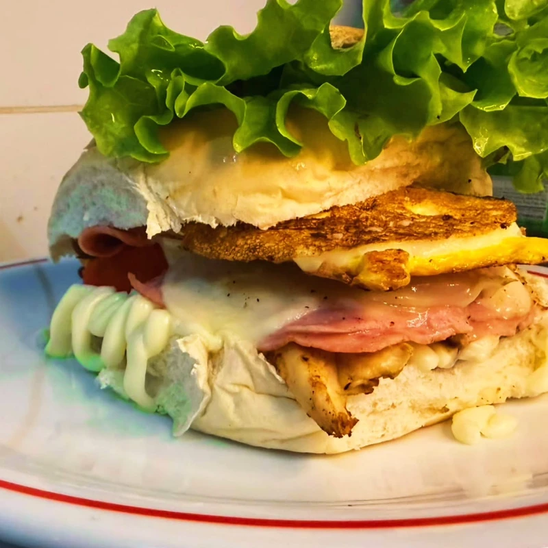Lanches: X-LA PASTA - Lanches (Ingredientes: 2 HAMBÚRGUER, 2 OVOS, BACON, CATUPIRY, FRANGO, MUSSARELA, OVO, PRESUNTO, SALADA, SALSICHA)
