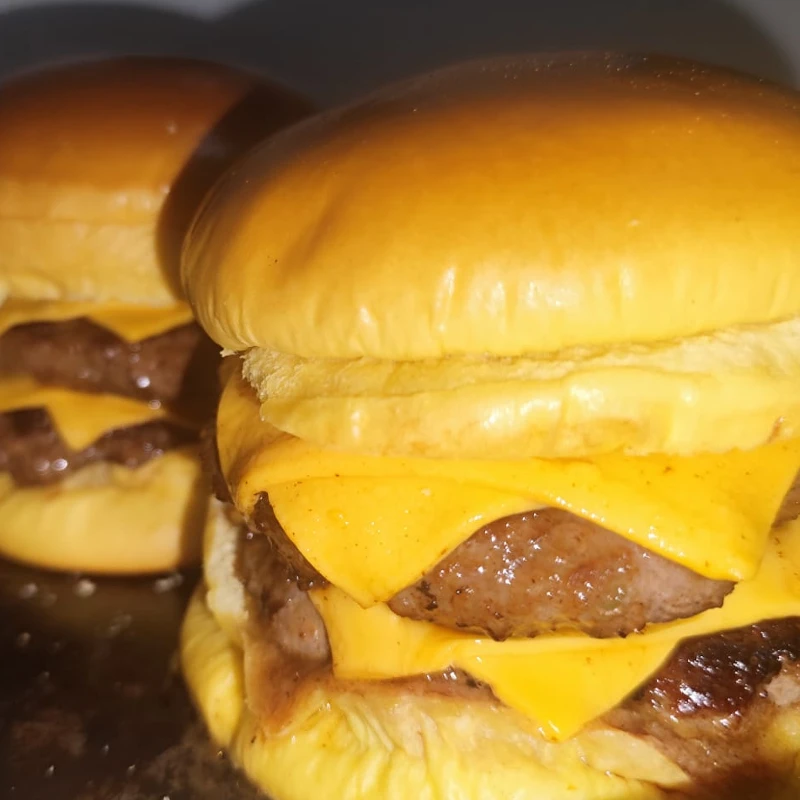 Lanches artesanais: Cheddar duplo - Lanches artesanais (Ingredientes: 2 cheddar em fatias, 2 Hamburguer, Pão brioche)