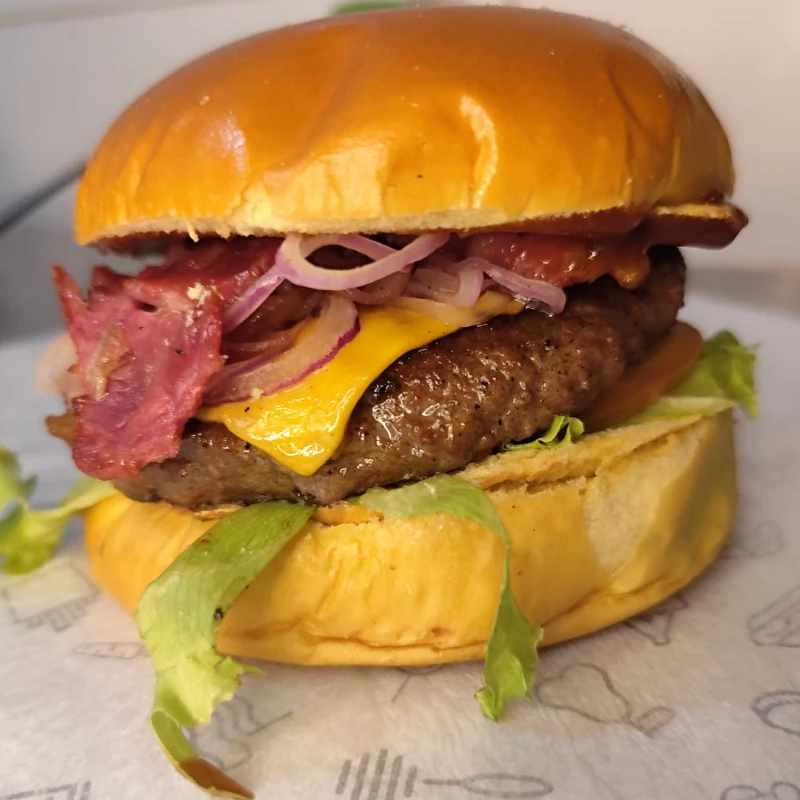 Lanches artesanais: B.B.Q Cheddar - Lanches artesanais (Ingredientes: Bacon, Cebola, Cheddar em fatias, Hamburguer artesanal, Molho barbecue, Pão brioche, Salada)