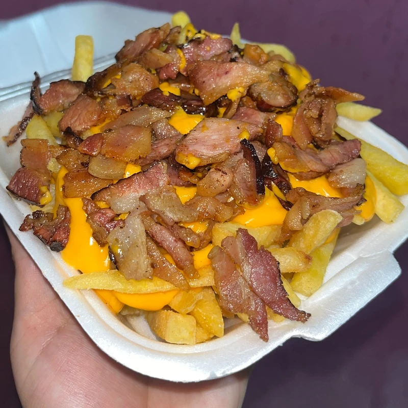 Porções: Batata Frita com cheddar artesanal e bacon - Pequeno (Ingredientes: Bacon, Batata Frita (c/ Sal), Molho Cheddar Artesanal)
