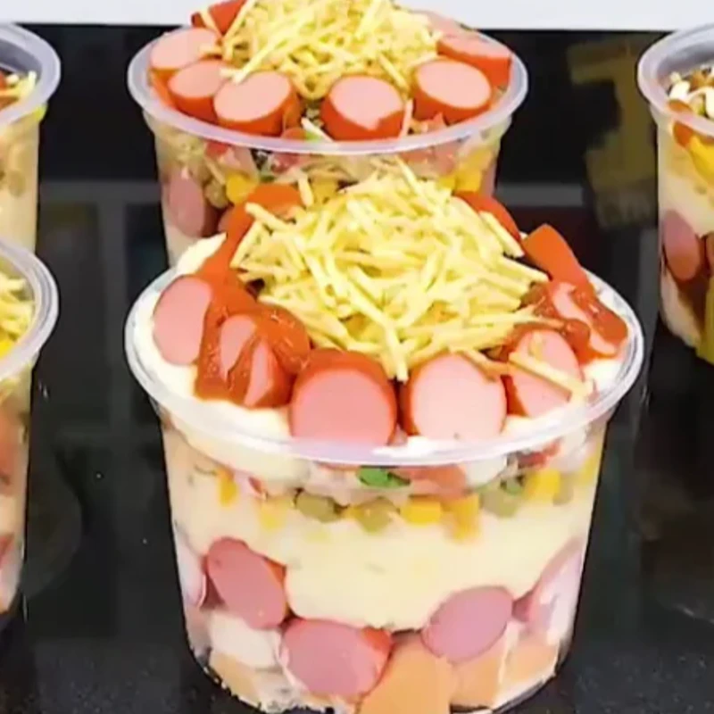 HOT DOG: Cachorro quente no pote - HOT DOG (Ingredientes: Ervilha, Milho, molho especial, Pão hot dog, Purê de batata, Salsicha)