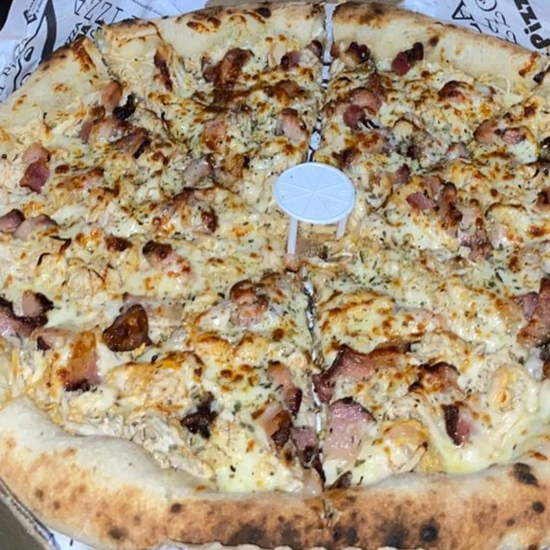 Tradicionais: Frango com bacon - Pizza Grande (Ingredientes: Bacon, Frango Desfiado, Molho de Tomate Caseiro, Mussarela, Orégano)
