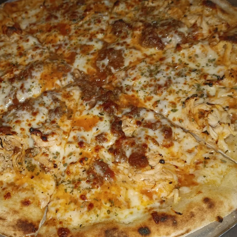 Tradicionais: Frango a bolonhesa - Pizza Grande (Ingredientes: Frango Desfiado, Molho de tomate abolonhesa, Mussarela, Orégano)