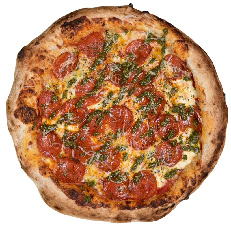 Tradicionais: Peperoni Al Pesto - Pizza Napolitana Grande (Ingredientes: Um clássico: molho de tomate italiano, mozzarella, peperoni marcante e o provolone trazendo profundidade. Finalizada com pesto genovese e parmesão, que elevam cada detalhe, Intensa, equilibrada e cheia de sabor)