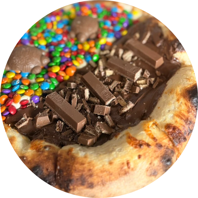 Doces: Pizza de Kit Kat - Pizza Grande (Ingredientes: Kit Kat, chocolate preto, Creme de Leite)